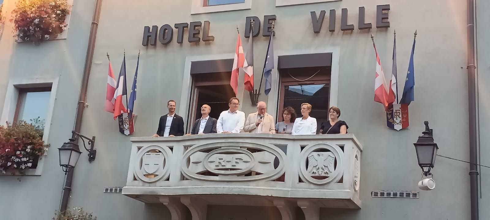 Balkon des Rathauses von Rumilly beim Patronatsfest im September 2024